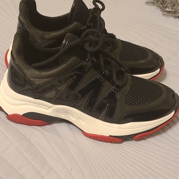 Sneakers - Picture 2 of 7